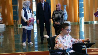 Cumhurbaşkanı Recep Tayyip Erdoğan, özürlü iki kız çocuğunu kabul edip