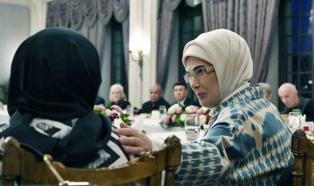 Cumhurbaşkanı Recep Tayyip Erdoğan ve eşi Emine Erdoğan, huzurevi sakinleriyle