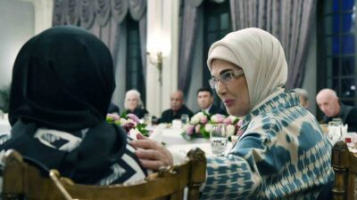 Cumhurbaşkanı Recep Tayyip Erdoğan ve eşi Emine Erdoğan, huzurevi sakinleriyle