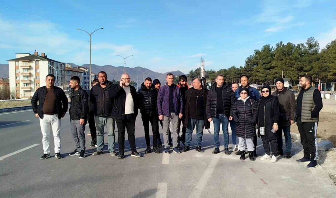 Çorum'un Osmancık ilçesinde D100 karayolunda yapılan genişletme çalışmaları esnafı zor