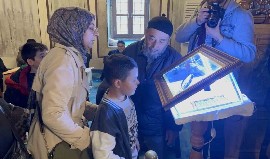 Yozgat'ta Kadir Gecesi'nde Sakal-ı Şerif ziyarete açıldı. İl genelindeki camilerde