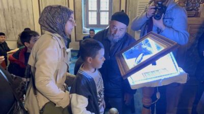 Yozgat'ta Kadir Gecesi'nde Sakal-ı Şerif ziyarete açıldı. İl genelindeki camilerde