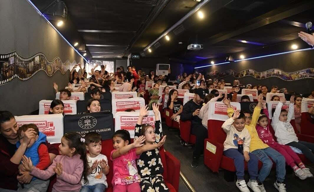 Beypazarı ilçesinde çocuklar tarafından ilgi gören Gezen Sinema Tırı, Beypazarı