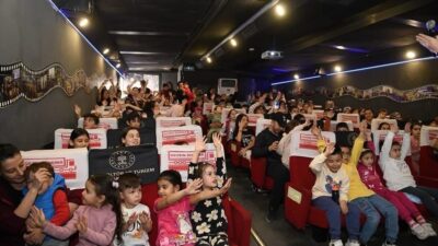 Beypazarı ilçesinde çocuklar tarafından ilgi gören Gezen Sinema Tırı, Beypazarı