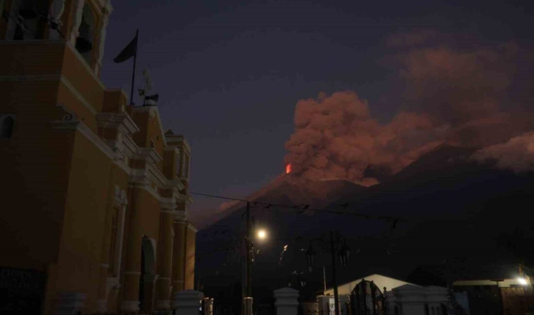 Guatemala'daki Fuego Yanardağı'nda patlama meydana geldi, 300 aile tahliye edildi.