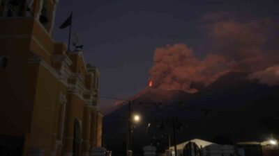 Guatemala'daki Fuego Yanardağı'nda patlama meydana geldi, 300 aile tahliye edildi.