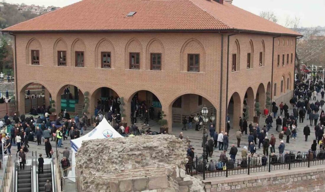 Ramazan ayında Ankara Hacı Bayram Camii’nde yoğun ziyaretçi akını yaşanıyor.