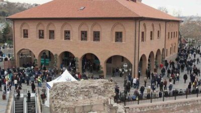 Ramazan ayında Ankara Hacı Bayram Camii’nde yoğun ziyaretçi akını yaşanıyor.