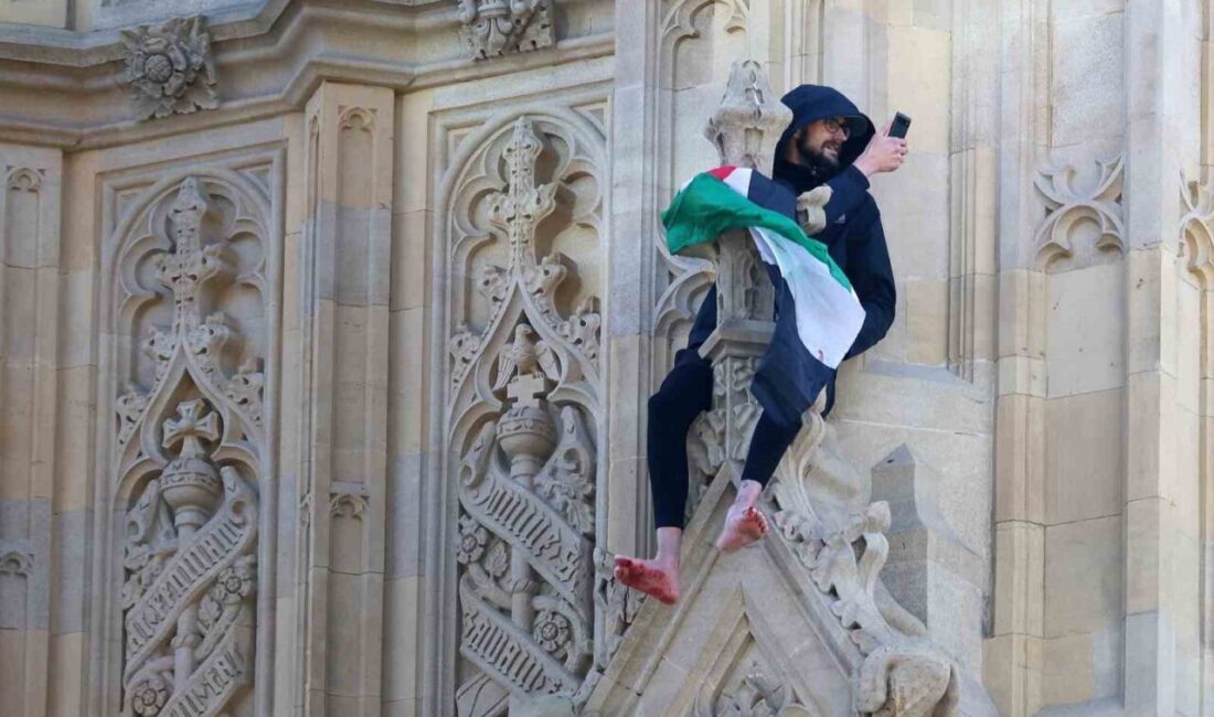Big Ben Saat Kulesi'ne tırmanan ve Filistin bayrağı açan şahsın