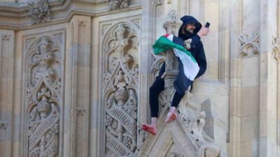 Big Ben Saat Kulesi'ne tırmanan ve Filistin bayrağı açan şahsın