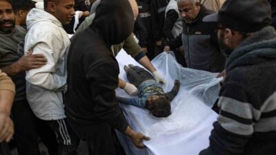 İsrail'in Gazze'ye yönelik saldırılarında hayatını kaybedenlerin sayısı 404'e yükselirken, Hamas