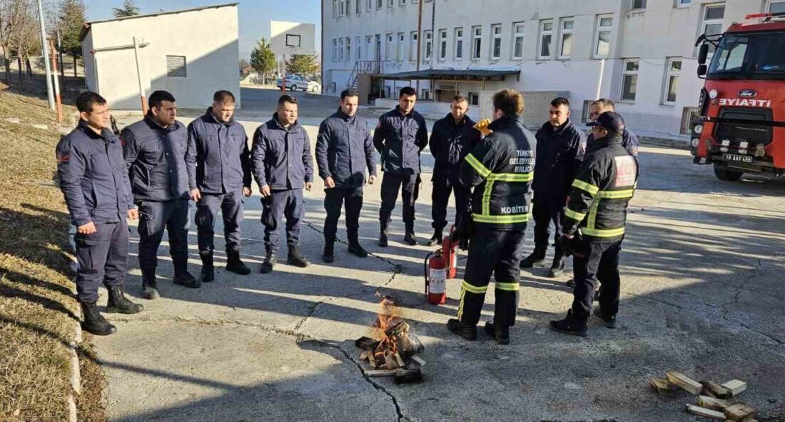 Çorum'da İlçe Jandarma Komutanlığı'ndaki personele yangın güvenliği eğitimi verildi. Alaca