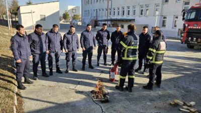 Çorum'da İlçe Jandarma Komutanlığı'ndaki personele yangın güvenliği eğitimi verildi. Alaca