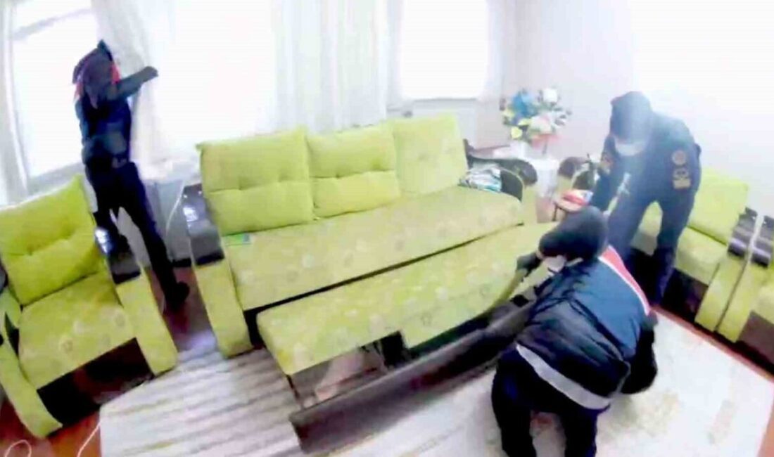 Jandarma evin her köşesini didik didik etti, nakit para ve yüzlerce uyuşturucu hap buldu Kırıkkale'de düzenlenen operasyonda 2