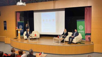 KOSTÜ'de düzenlenen sempozyumda kadınların dijital dönüşümde öncü olması vurgulandı. Üniversitede