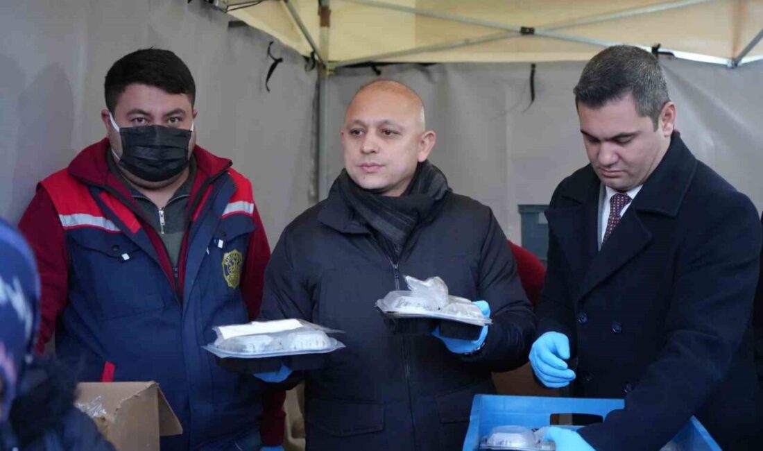 Kırıkkale’de Ramazan bereketi: Bin kişiye iftar yemeği ikram edildi Kırıkkale Belediyesi'nin Ramazan Sokağı'nda