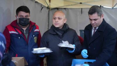 Kırıkkale Belediyesi'nin Ramazan Sokağı'nda düzenlediği iftar programına bin kişi katıldı.