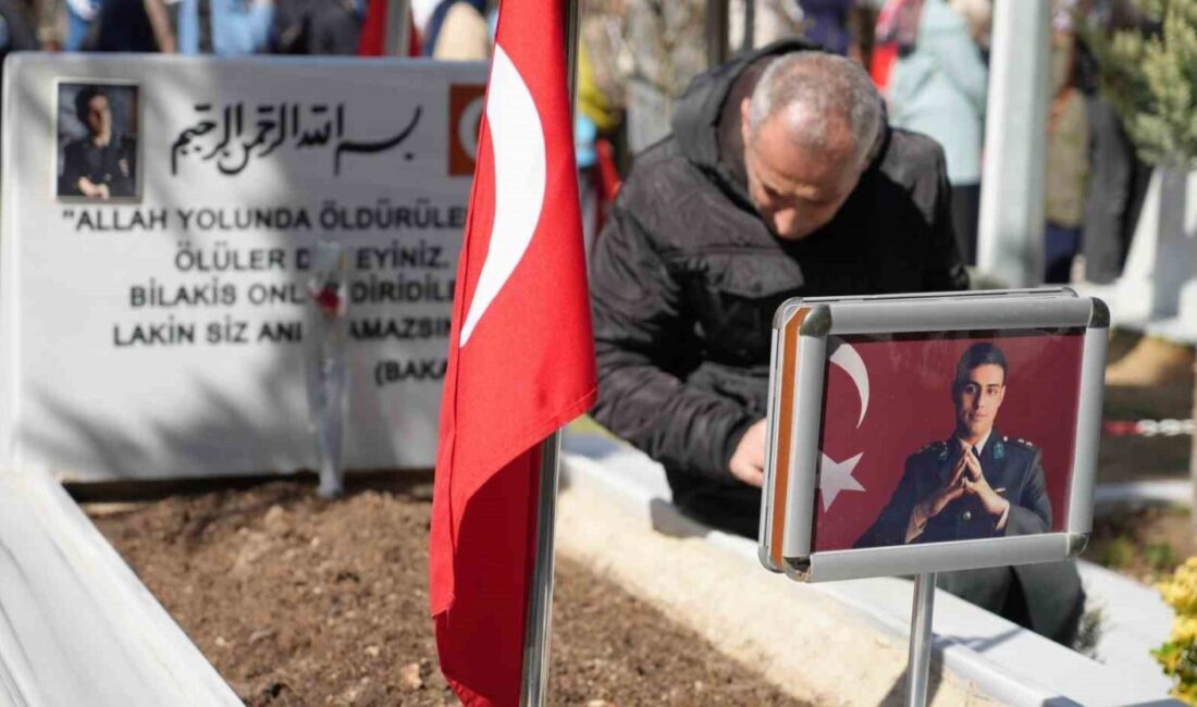 Kırıkkale’de şehit mezarlarına karanfil bırakıldı, dualar edildi Kırıkkale'de düzenlenen 18 Mart
