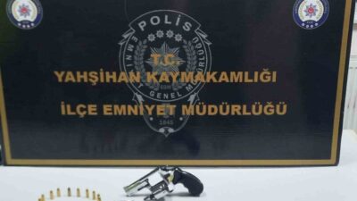Kırıkkale'nin Yahşihan ilçesindeki bir ikamette yapılan aramada tabanca ve uyuşturucu