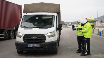 Kırıkkale'de yapılan trafik denetimlerinde 83 araç trafikten men edildi. Polis