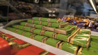 Kırşehir'de Ramazan Bayramı öncesi esnafta hareketlilik başladı. Terziler gece mesaisinde,