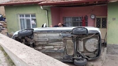 Kırıkkale'de bir evin bahçesine devrilen otomobil kazasında sürücü yara almadan