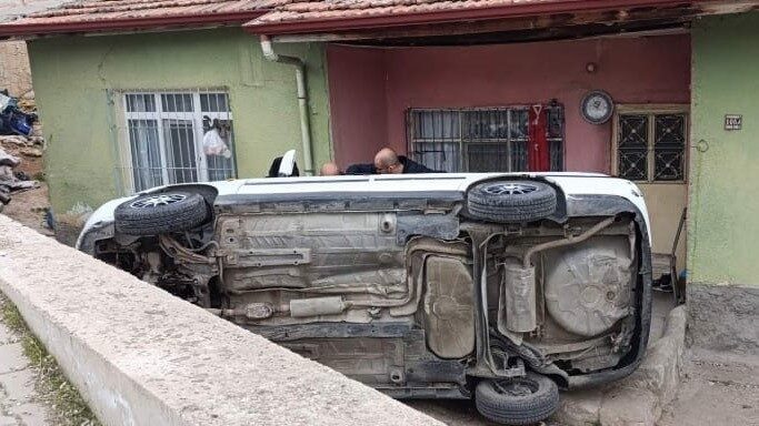 Kontrolden çıkan otomobil evin bahçesine devrildi: 1 yaralı Kırıkkale'de bir evin bahçesine