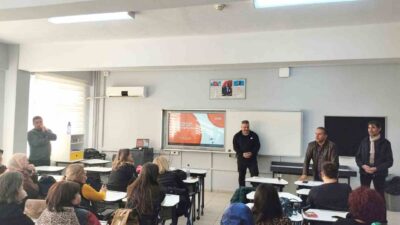 Köyceğiz'deki Fen Lisesi'nde Geleceğin Sınıfı Laboratuvarı'nda öğretmenlere eğitim verildi. Avni