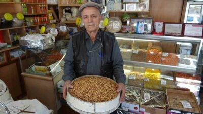 Çorum'un leblebi ustası Yaşar Bodur, 66 yıldır geleneksel yöntemlerle leblebi
