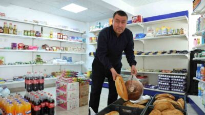 Kırşehir'de Mahmut Turan, 30 yıldır mahalle bakkalı olarak hizmet veriyor.