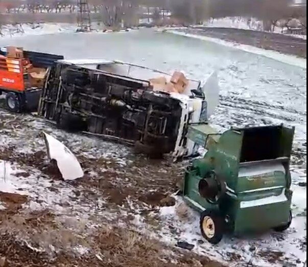 Yozgat'ta kar yağışı nedeniyle kayganlaşan yolda M.R.K. isimli sürücü tarlaya