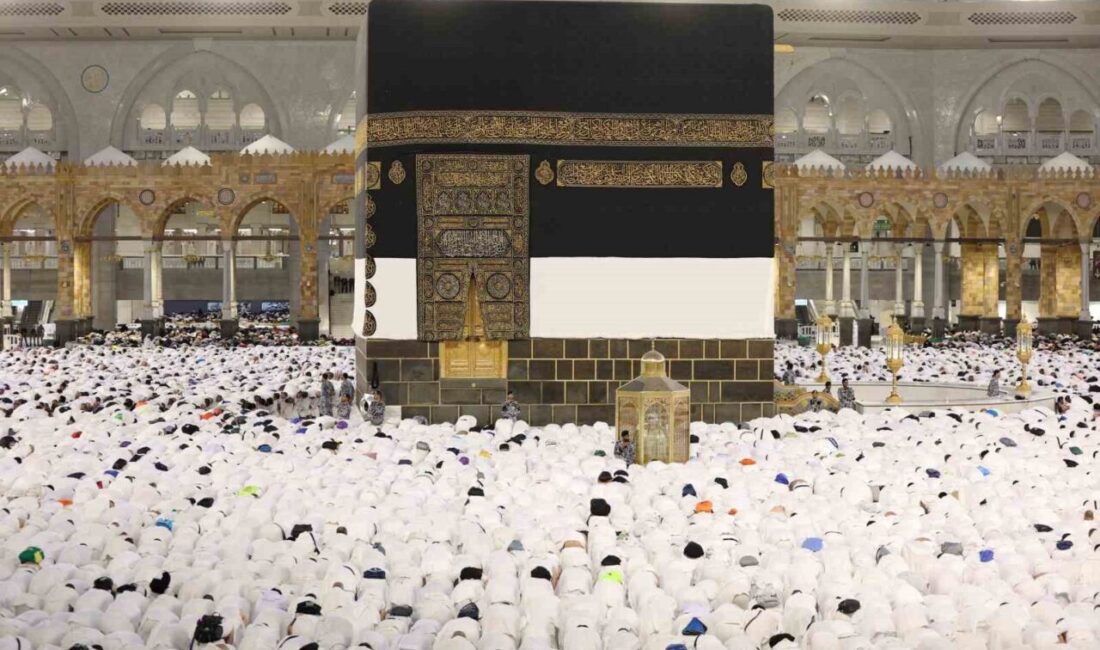 Milyonlarca Müslüman, Mekke'de Ramazan'ın son günlerinde bayram namazı için Mescid-i