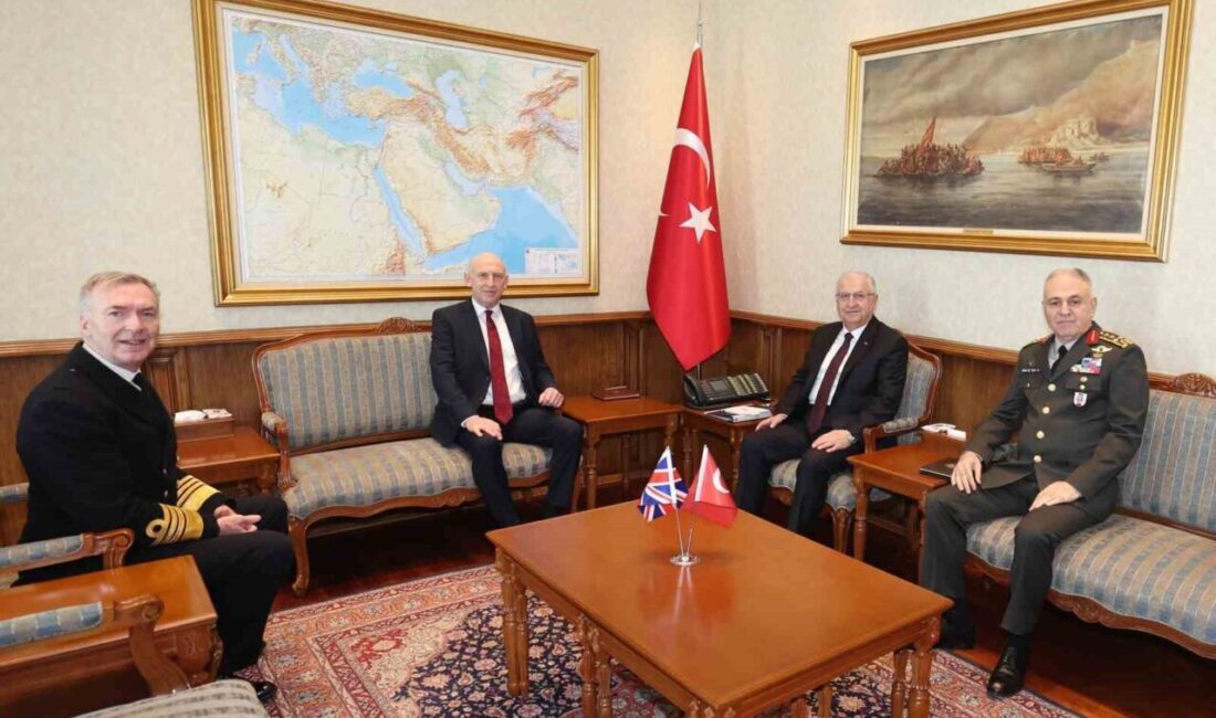 Milli Savunma Bakanı Yaşar Güler ve İngiltere Savunma Bakanı John
