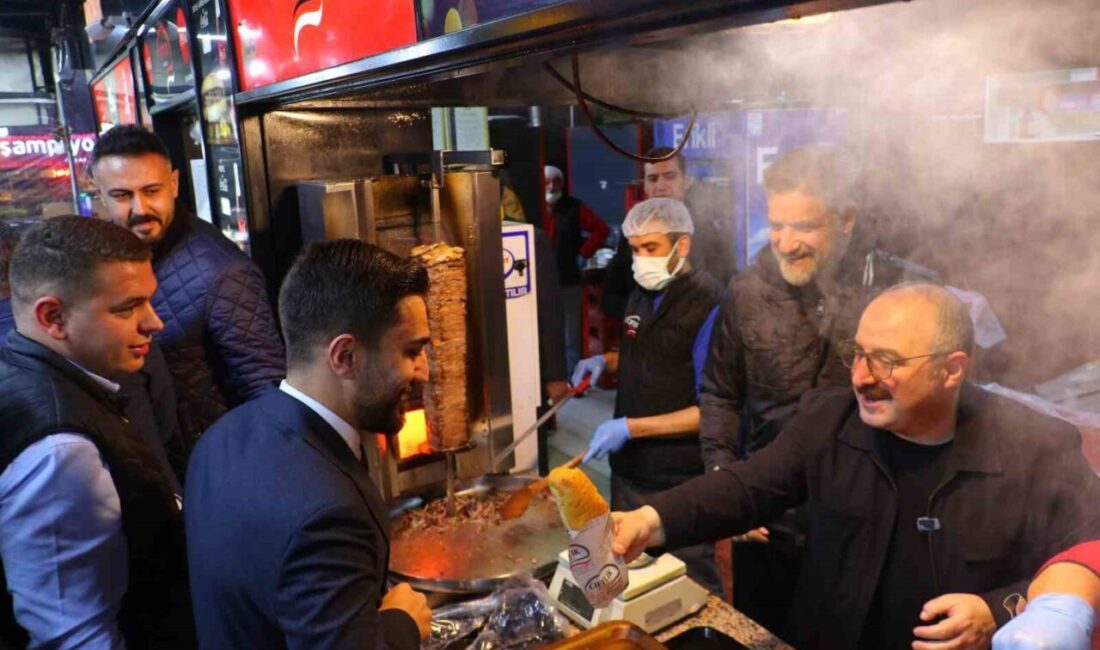 Mustafa Varank, Ankara’da gençlerle kokoreççide sahur yaptı TBMM Sanayi, Ticaret, Enerji,