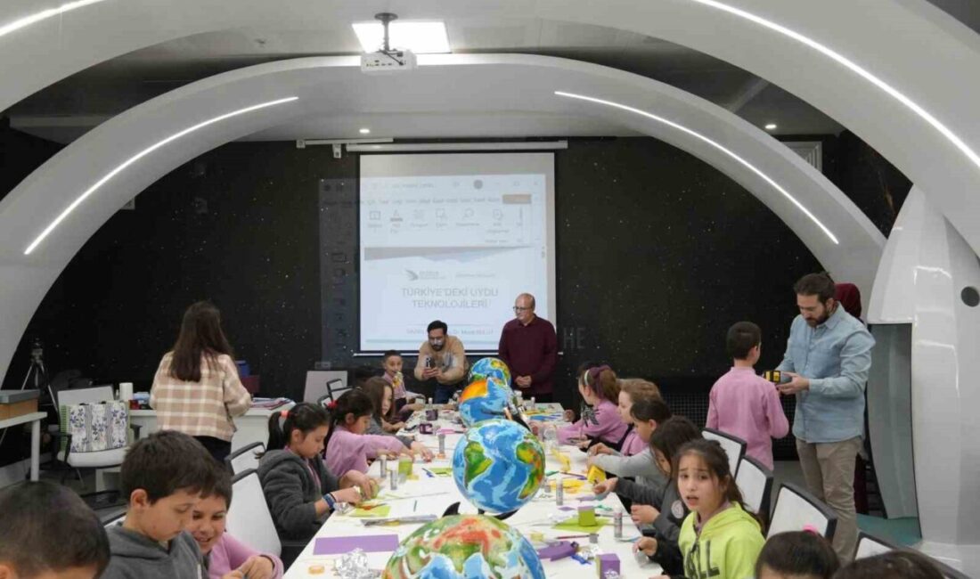 Düzce'nin Gümüşova ilçesindeki Hacıkadirler İlkokulu öğrencileri, Düzce Bilim Merkezi'nde uydu