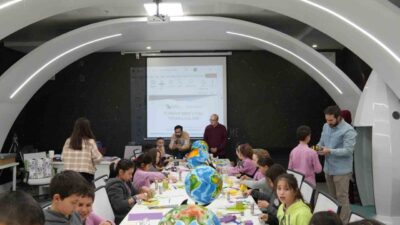 Düzce'nin Gümüşova ilçesindeki Hacıkadirler İlkokulu öğrencileri, Düzce Bilim Merkezi'nde uydu