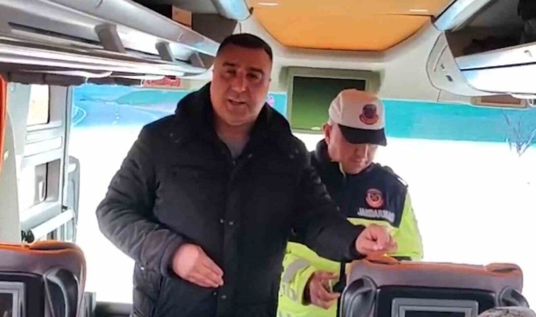 Otobüste sürpriz denetim: Sivil jandarma şoföre teşekkür etti, yolculara emniyet kemerini hatırlattı Kırıkkale’de bayram dolayısıyla yapılan