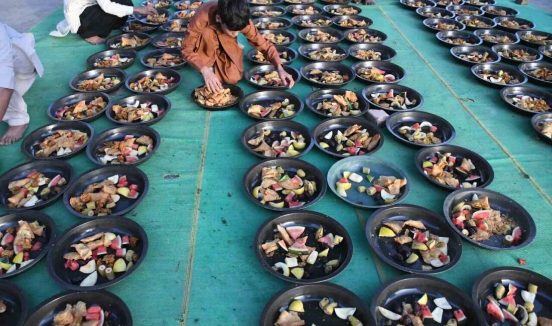 Pakistan'da Ramazan ayının başlamasıyla birlikte ihtiyaç sahiplerine ücretsiz iftar sofraları