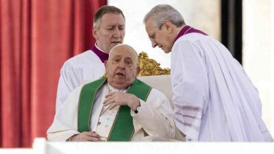 Roma'da tedavi gören Papa Francis, akut solunum yetmezliği nedeniyle invaziv