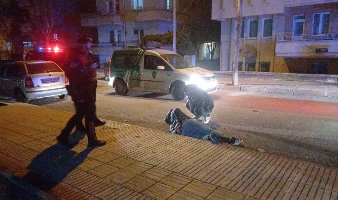 Çorum'da polis ekiplerince dur ihtarına uymayan araç sürücüsü ve yanındaki