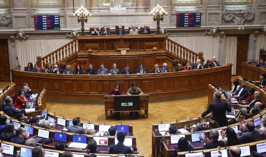 Portekiz'de Başbakan Montenegro'nun hükümeti güvenoyu alamayarak düştü. Ülke üç yılda