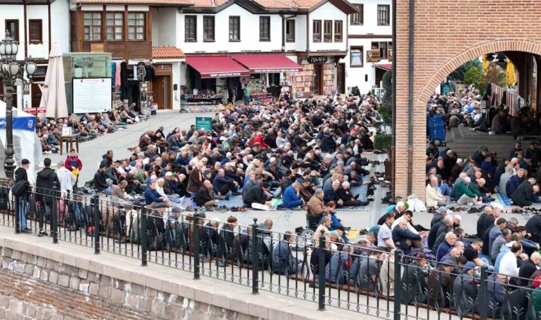 Ramazan ayının son cumasında Hacı Bayram-ı Veli Camii'de toplanan vatandaşlar