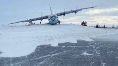 Rusya'da Novy Urengoy kentinde Antonov An-12 kargo uçağı pistten çıktı.