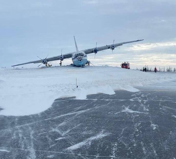 Rusya'da Novy Urengoy kentinde Antonov An-12 kargo uçağı pistten çıktı.