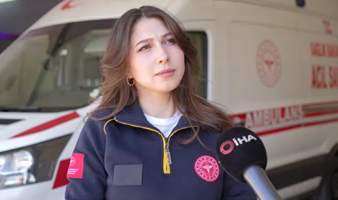 Paramedik ambulans şoförü Müzeyyen Karahan, trafikte zorluklarla mücadele ederek hastalara