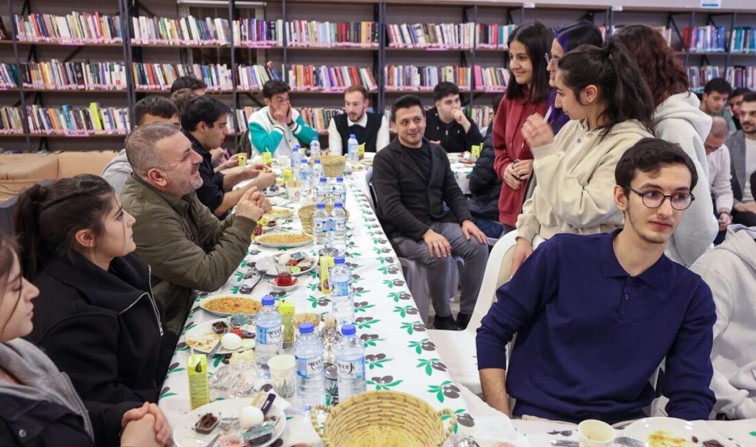 Sincan Belediye Başkanı Murat Ercan, gençlerle Abdurrahim Karakoç Millet Kıraathanesi'nde