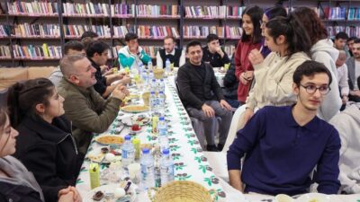 Sincan Belediye Başkanı Murat Ercan, gençlerle Abdurrahim Karakoç Millet Kıraathanesi'nde