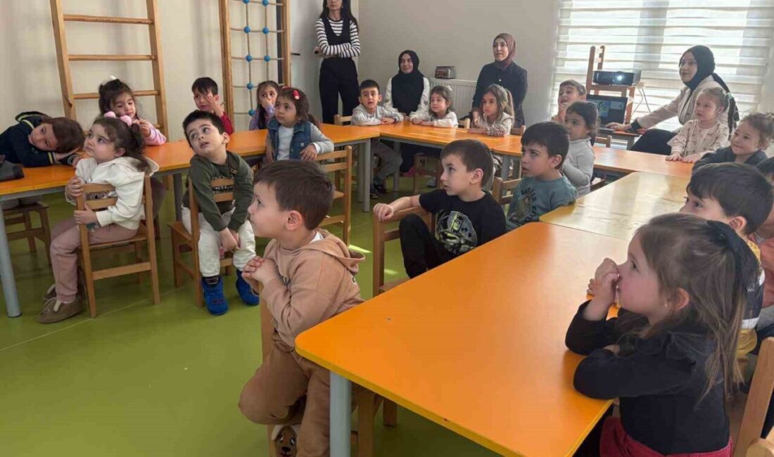 Zambak Kreşi'nde düzenlenen sağlıklı beslenme etkinliğinde Diyetisyen Şevval Araz, miniklere