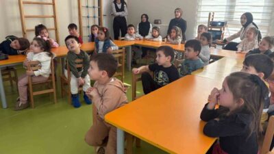 Zambak Kreşi'nde düzenlenen sağlıklı beslenme etkinliğinde Diyetisyen Şevval Araz, miniklere