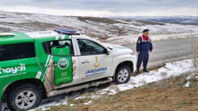 Sorgun’da Jandarma ekipleri, yaban hayvanlarının aç kalmaması için yem bıraktı.